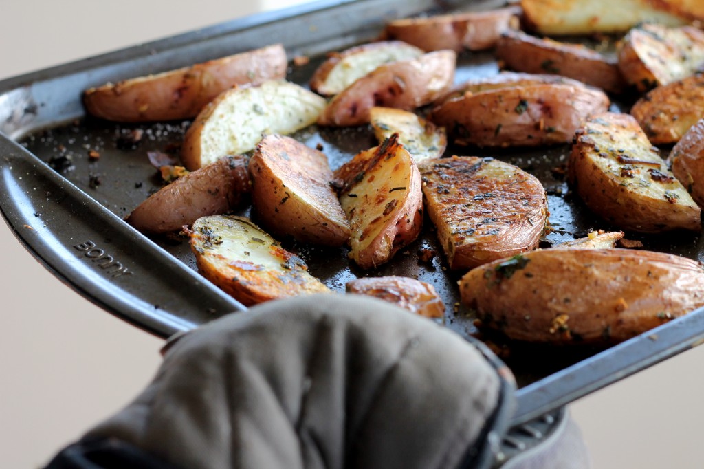 Garlic Roasted Red Potatoes with Olive Oil and Rosemary