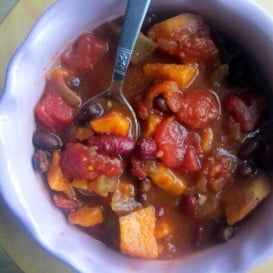 Vegetarian sweet potato bean chili with black beans, kidney beans, sweet potatoes, tomatoes and even a little kick of spice thank to hot peppers. Spicy, sweet and delicious!