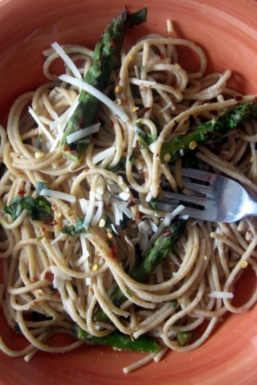 Fresh & flavorful whole wheat lemon spaghetti with asparagus and a sprinkle of parmesan, garlic, and lemon zest in every bite. An easy, delicious weeknight dinner with extra veggies that everyone will love.