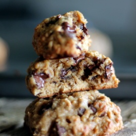 Banana oatmeal chocolate chip cookies - made with coconut oil instead of butter. These hearty cookies are made with whole grains and SO delicious!