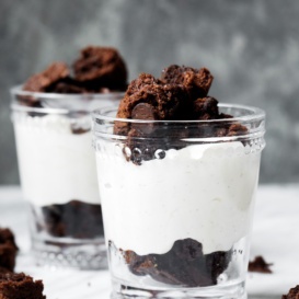 no bake cheesecake in jars topped with brownie