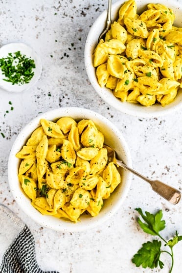 the best vegan mac and cheese in two bowls